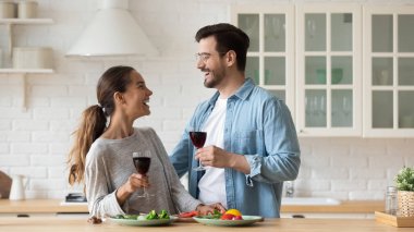 Neşeli evli çift şarap kadehleri, gülüşmeler, eğlenmeler..