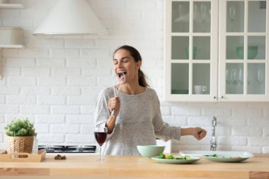 Mutlu bayan evde tek başına kahvaltı hazırlıyor..