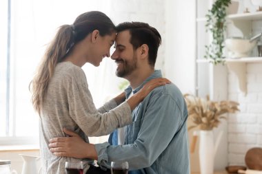 Mutlu karışık ırk çifti mutfaktaki tatlı anın tadını çıkarıyor..