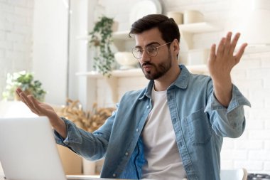 Kafasından vurulmuş Kafkasyalı genç adam, bozuk bilgisayardan rahatsız olmuş..