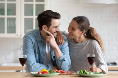 Mutlu aile çifti, mutfakta eğlenceli sohbetler ediyor..