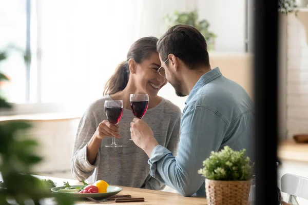 Emocional casal terno amoroso desfrutando romântico estadia-em-casa data . — Fotografia de Stock