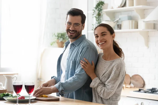 Kopfschuss Porträt eines glücklichen schönen Familienpaares, das das Abendessen zubereitet. — Stockfoto