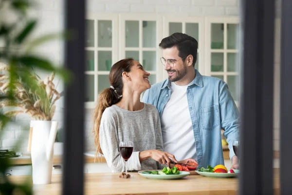 Glücklich gemischtes Rassenmädchen plaudert mit Freund, bereitet romantisches Abendessen vor. — Stockfoto