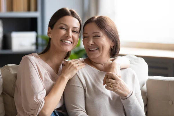 Portrait of happy adult mum and daughter relaxing at home — Stock Photo, Image