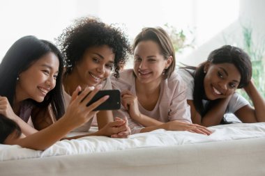 Partide hücrede selfie çeken mutlu kızlar.