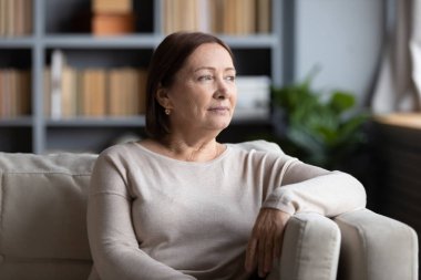 Düşünceli orta yaşlı kadın mesafeli düşünüyor.