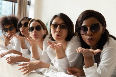 Bekarlığa veda partisinde poz veren çok ırklı kızlar.