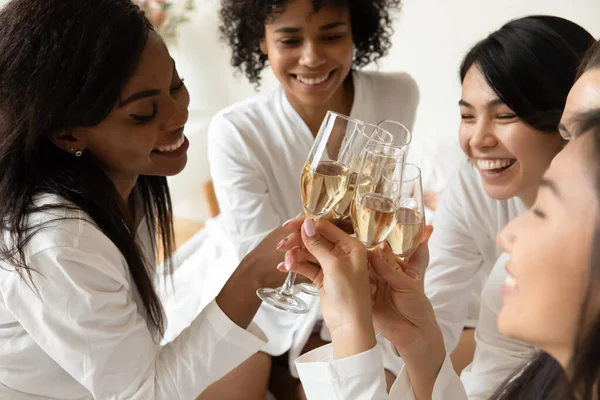 Sonriendo diversos amigos se divierten disfrutando de despedida de soltera en casa —  Fotos de Stock