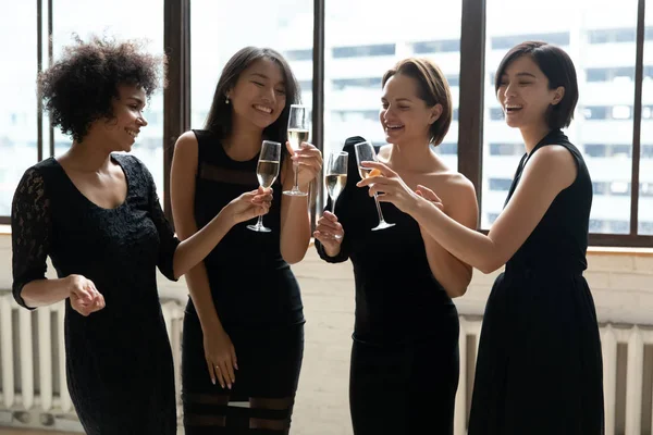 Lachend divers meisje in jurken vieren vrijgezellenavond — Stockfoto