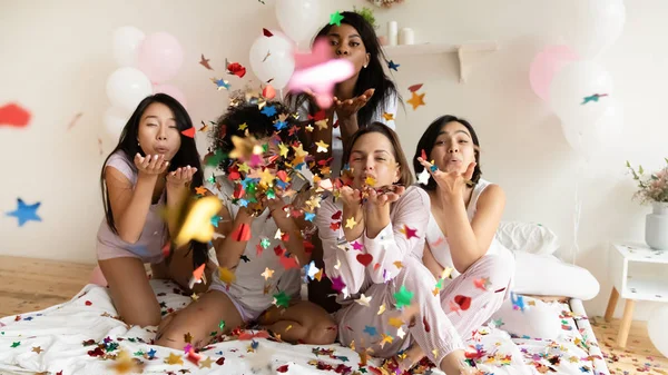 Feliz diversas chicas se divierten en la ducha nupcial en casa —  Fotos de Stock