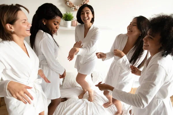 Heureuses filles diversifiées ont plaisir à célébrer la douche nuptiale — Photo