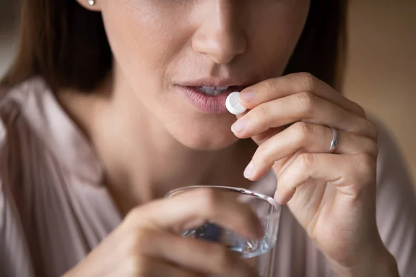 Young woman drink prescribed pills feeling unwell — Stock Photo, Image