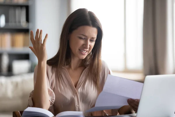 Young woman read bad news in paper letter — Stock Photo, Image