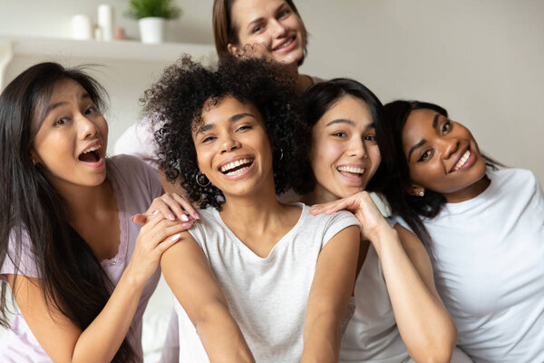 Счастливые миллениалы улыбаются за фото на куриной вечеринке
