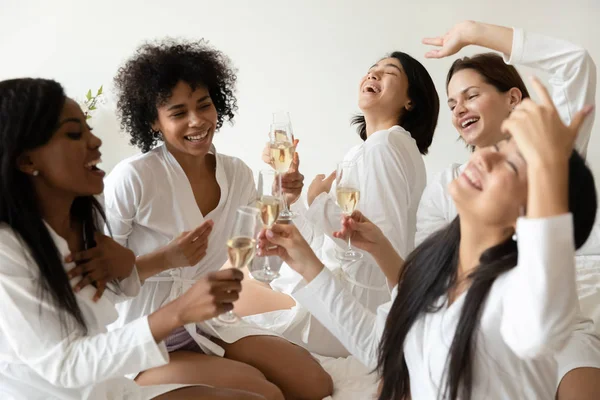 Överlycklig olika flickor fira möhippa dricka vin — Stockfoto