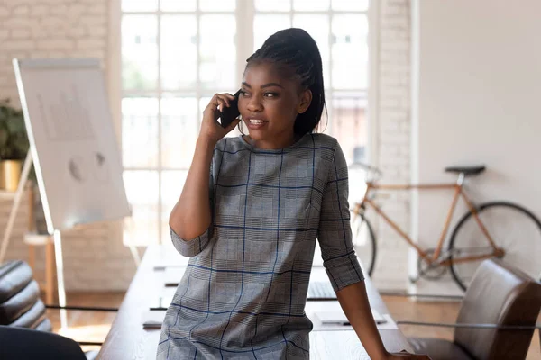 Afrikalı Amerikalı iş kadınının müşterisiyle cep telefonu görüşmesi var. — Stok fotoğraf