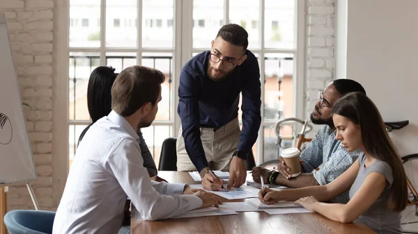 Empresario árabe lidera reunión de equipo lluvia de ideas con colegas — Foto de Stock