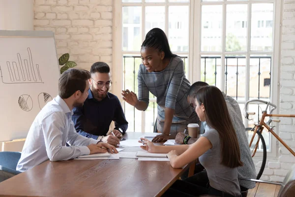 Afrikanisch-amerikanische Geschäftsfrau veranstaltet Brainstorming-Treffen mit multiethnischen Kollegen — Stockfoto