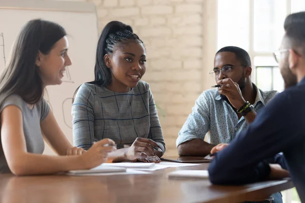 Multietniskt anställda diskuterar idéer vid mötet — Stockfoto