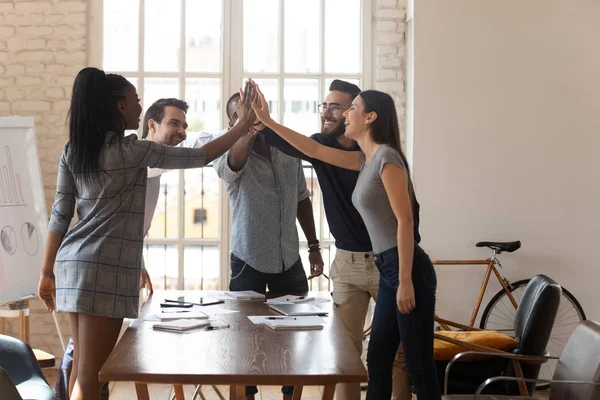 Šťastní multietničtí kolegové zapojení do teambuildingových aktivit v kanceláři — Stock fotografie