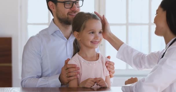 Mujer médico y feliz niña paciente dar alta cinco — Vídeos de Stock