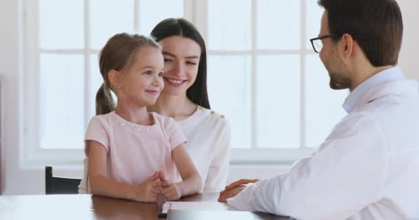 Glücklich süße kleine Mädchen geben High Five zu männlichen Arzt — Stockvideo