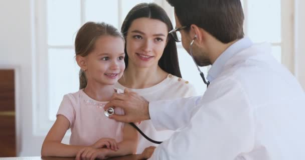 男儿科医生举行听诊器检查小女孩病人 — 图库视频影像