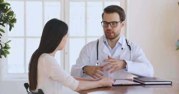 Feliz médico masculino aperto de mão paciente feminino na consulta médica — Vídeo de Stock