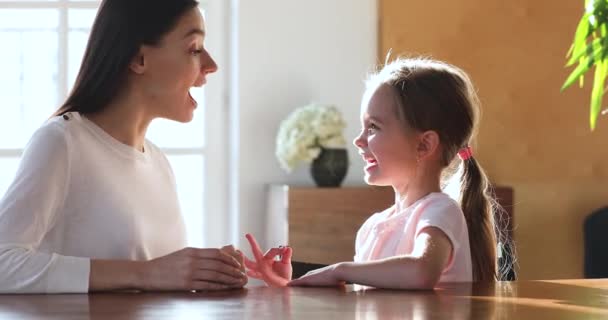 Niña practicando la articulación de sonidos durante la lección con el terapeuta del habla — Vídeos de Stock