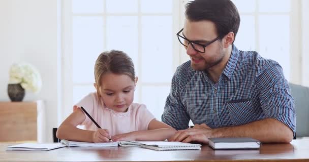 Papá y su hija estudian juntos dando choca los cinco — Vídeos de Stock