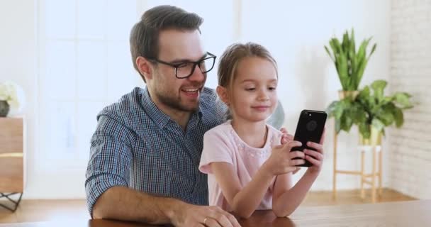 Dad and kid daughter bloggers recording lifestyle vlog on smartphone — ストック動画