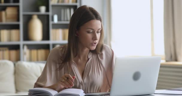 Leende kvinnlig online lärare bära hörlurar talar undervisning webb klass — Stockvideo