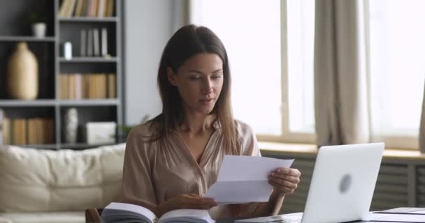 Opgewonden dame klant open gelezen papier brief voel me dolblij — Stockvideo