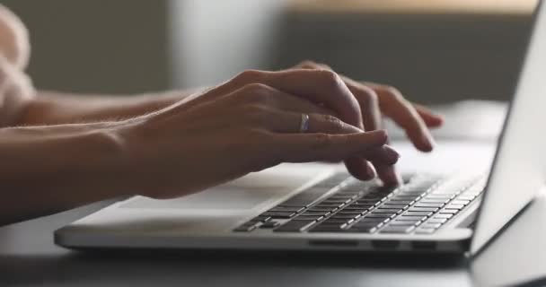 Masada dizüstü bilgisayarda yazan kadın elleri, görüntüyü kapat — Stok video