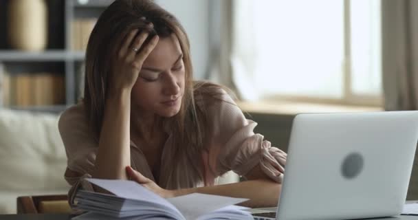 Tired sleepy young woman falling asleep at work desk — ストック動画