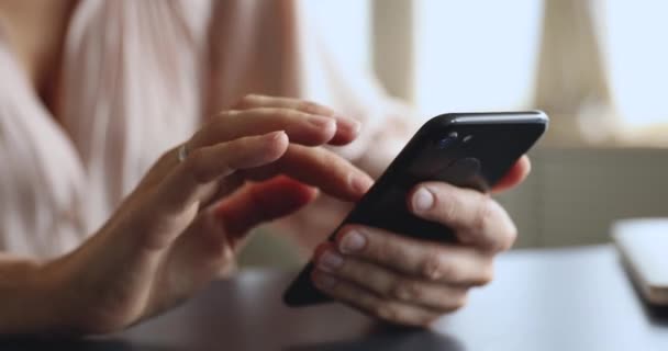 Женщина-пользователь держит с помощью современного устройства сотового телефона, крупный план — стоковое видео