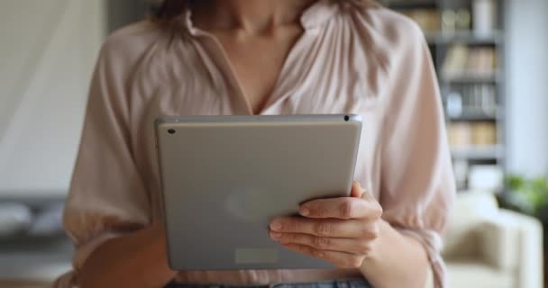 Женский пользователь холдинг с помощью цифрового устройства вкладки компьютера, вид крупным планом — стоковое видео