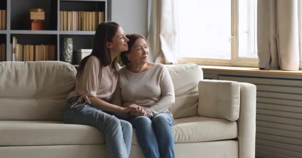 Uczuciowe dwa pokolenia kobiety rodzina marzyć relaks w domu — Wideo stockowe