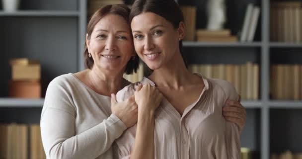 Atractivo similar dos generaciones de edad mujeres familia posando para el retrato — Vídeos de Stock