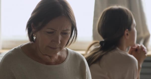 Λυπημένη ανήσυχη ηλικιωμένη μητέρα νιώθει πληγωμένη μετά τον καυγά με την κόρη — Αρχείο Βίντεο