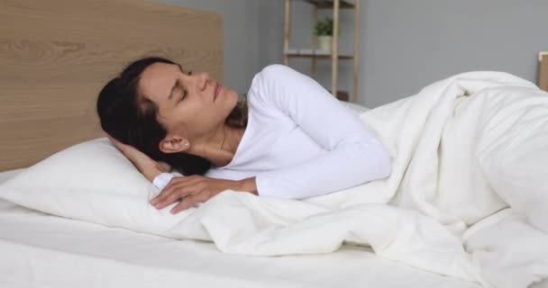 Unglückliche junge Frau leidet nach dem Schlafen an Fibromyalgie. — Stockvideo