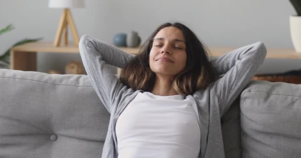 幸せな静かな千年の女性リラックスして快適なソファ. — ストック動画