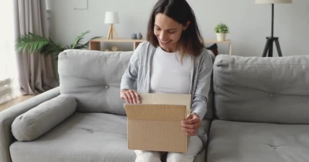 Cliente femminile sorridente soddisfatto del servizio di consegna . — Video Stock