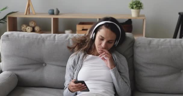 Gelukkig jong gemengd ras vrouw luisteren naar muziek in hoofdtelefoon. — Stockvideo