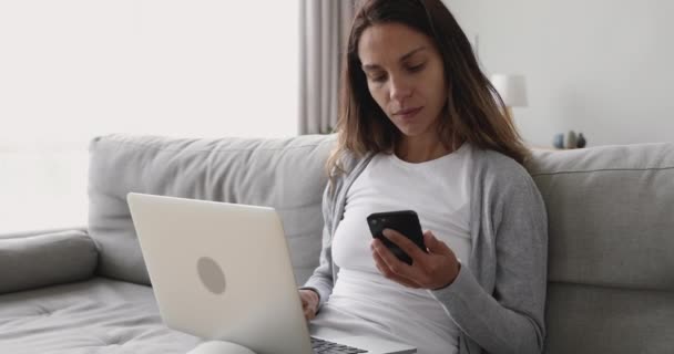 Mladá žena zadává promo kód z sms. — Stock video