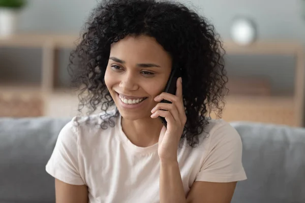 Close up of african woman smiling talking on phone — Stock Photo, Image