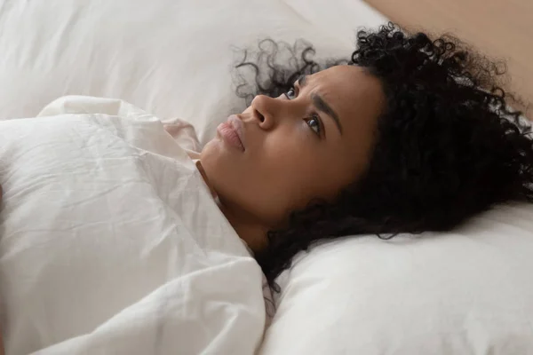 Mulher deitada na cama não pode adormecer sofre de insônia — Fotografia de Stock