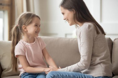 Gülümseyen anne ve el ele tutuşan küçük tatlı kız.