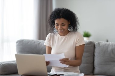 Afrikalı kadın klinikten gelen tıbbi test sonuçlarını okudu.